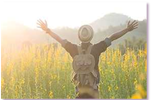 Ein Mensch steht in einem Weizenfeld