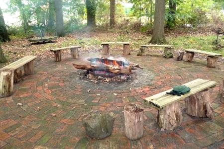 Ein Grillplatz im Wald